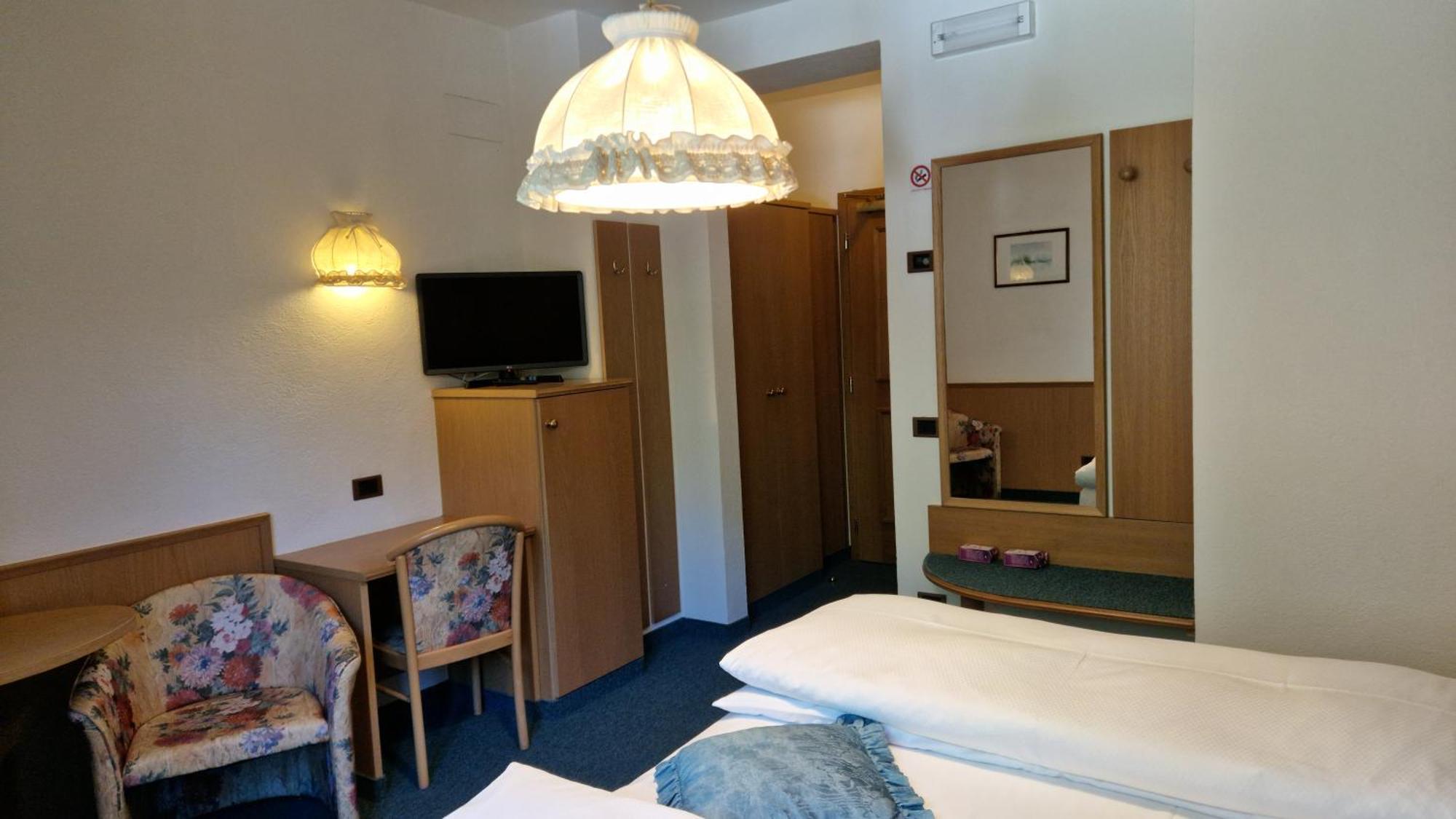 Hotel Roy Malga Ciapela Cameră foto